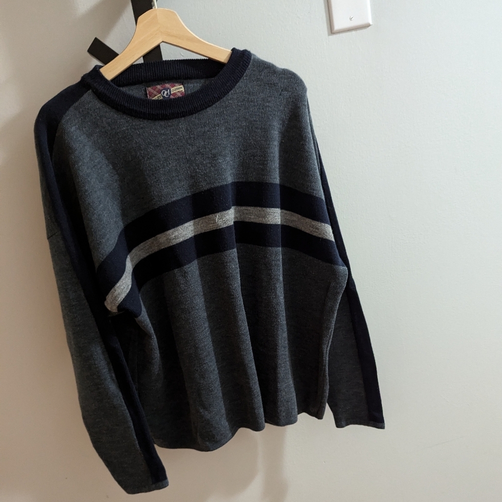 Old college inn sweater size large